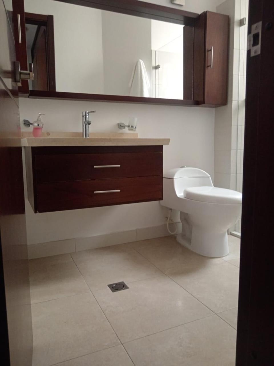 Con Balcon, Bano Privado Y Parqueadero Homestay *